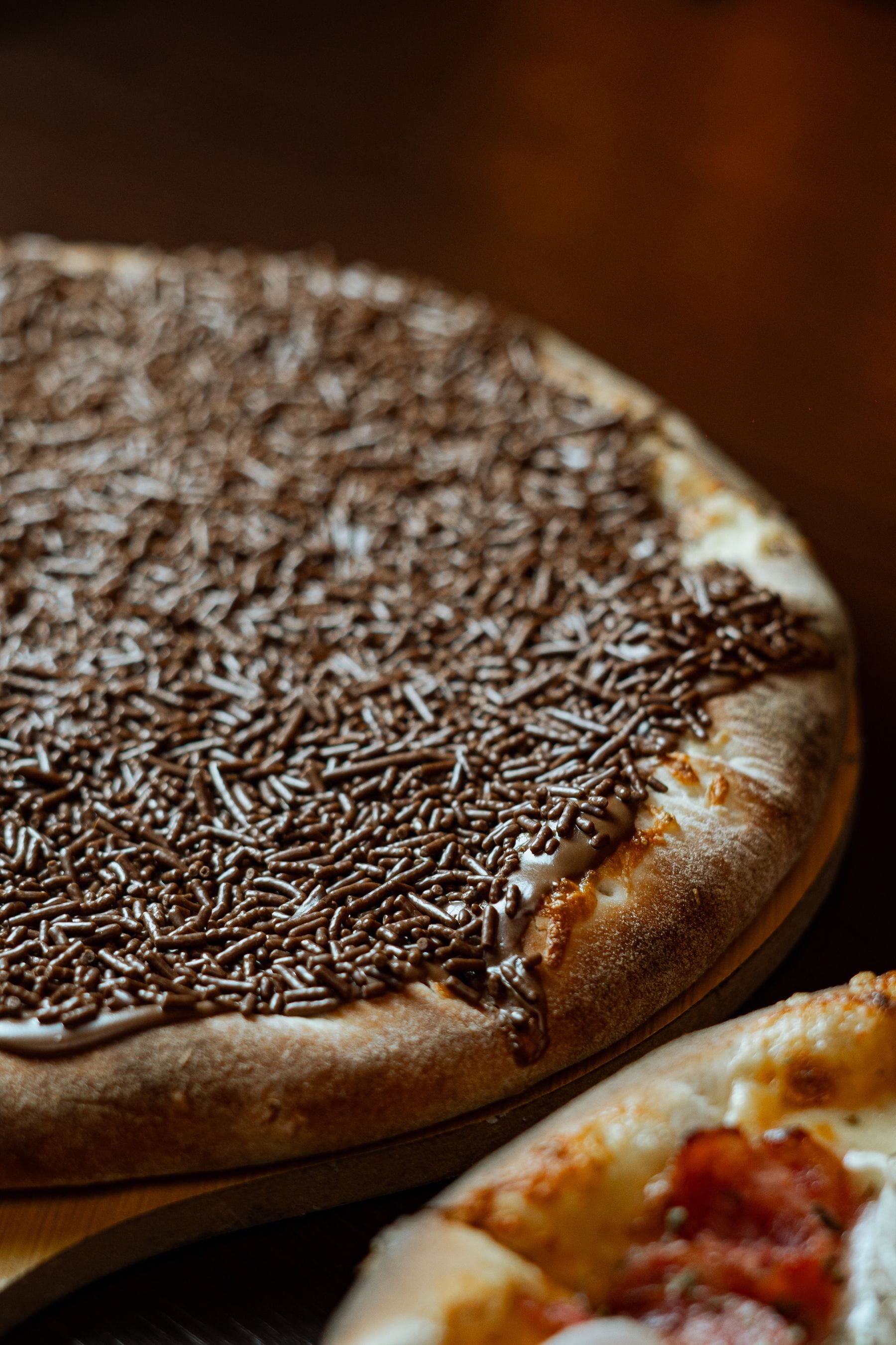 Detalhe de pizza doce coberta com chocolate granulado