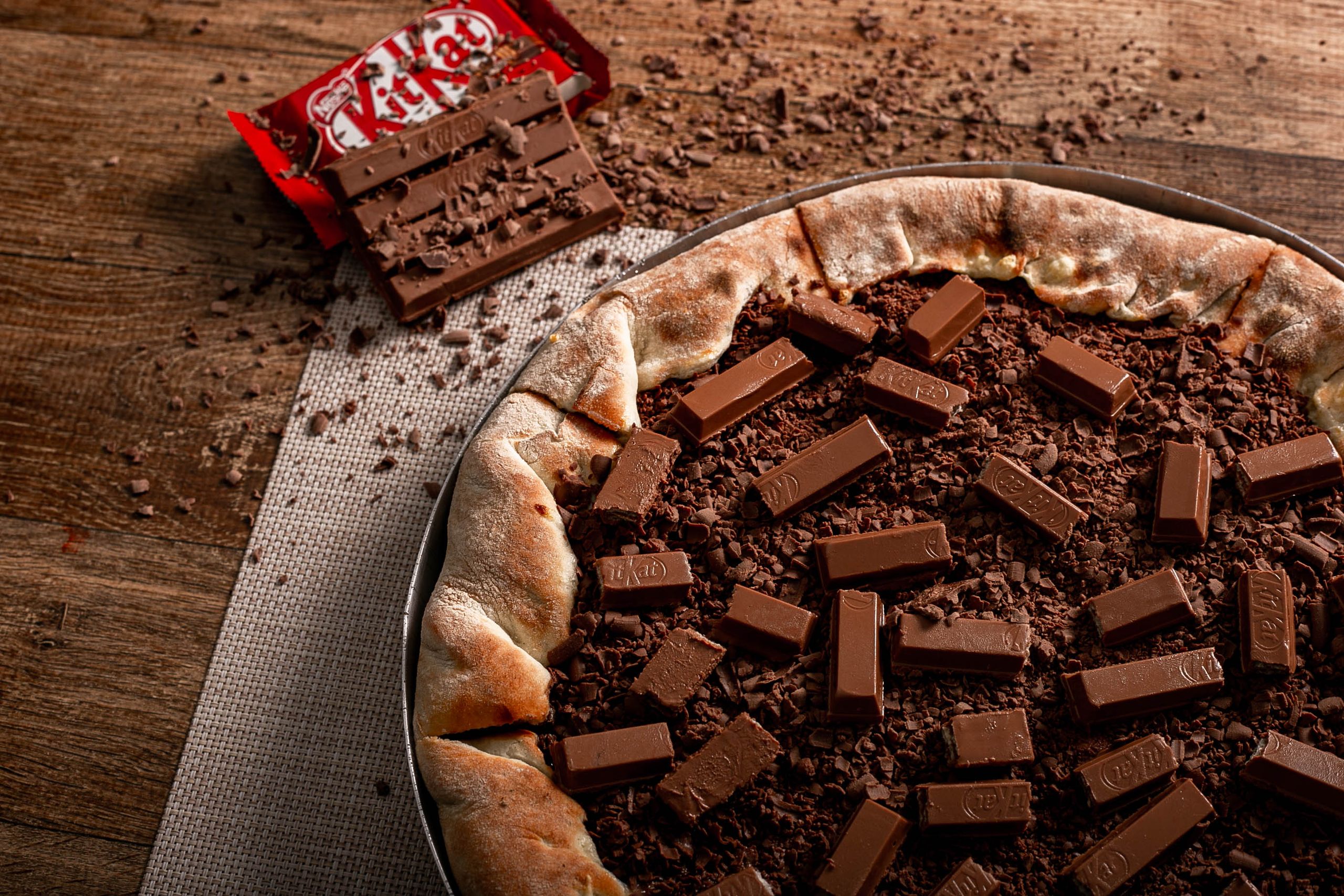 Pizza doce com chocolate sobre tábua escura