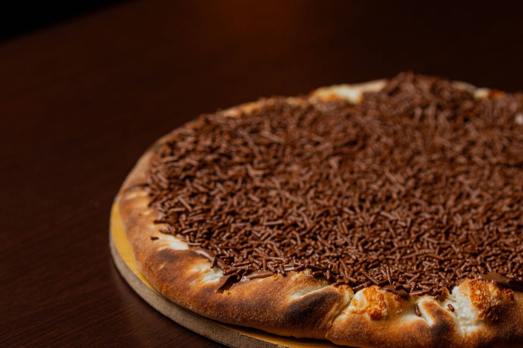 Pizza doce coberta de chocolate granulado