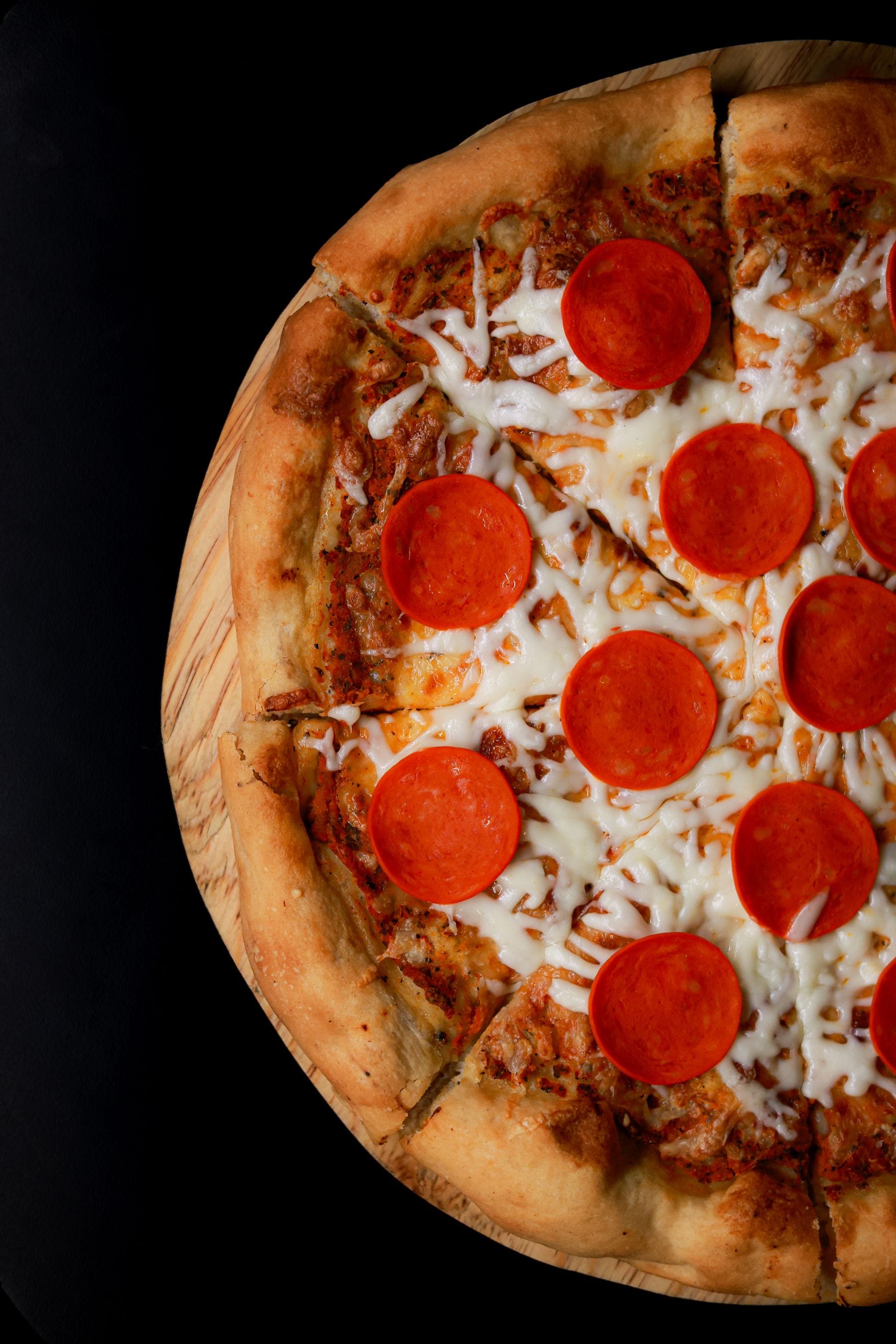 Pizza especial de calabresa com queijo derretido vista de cima