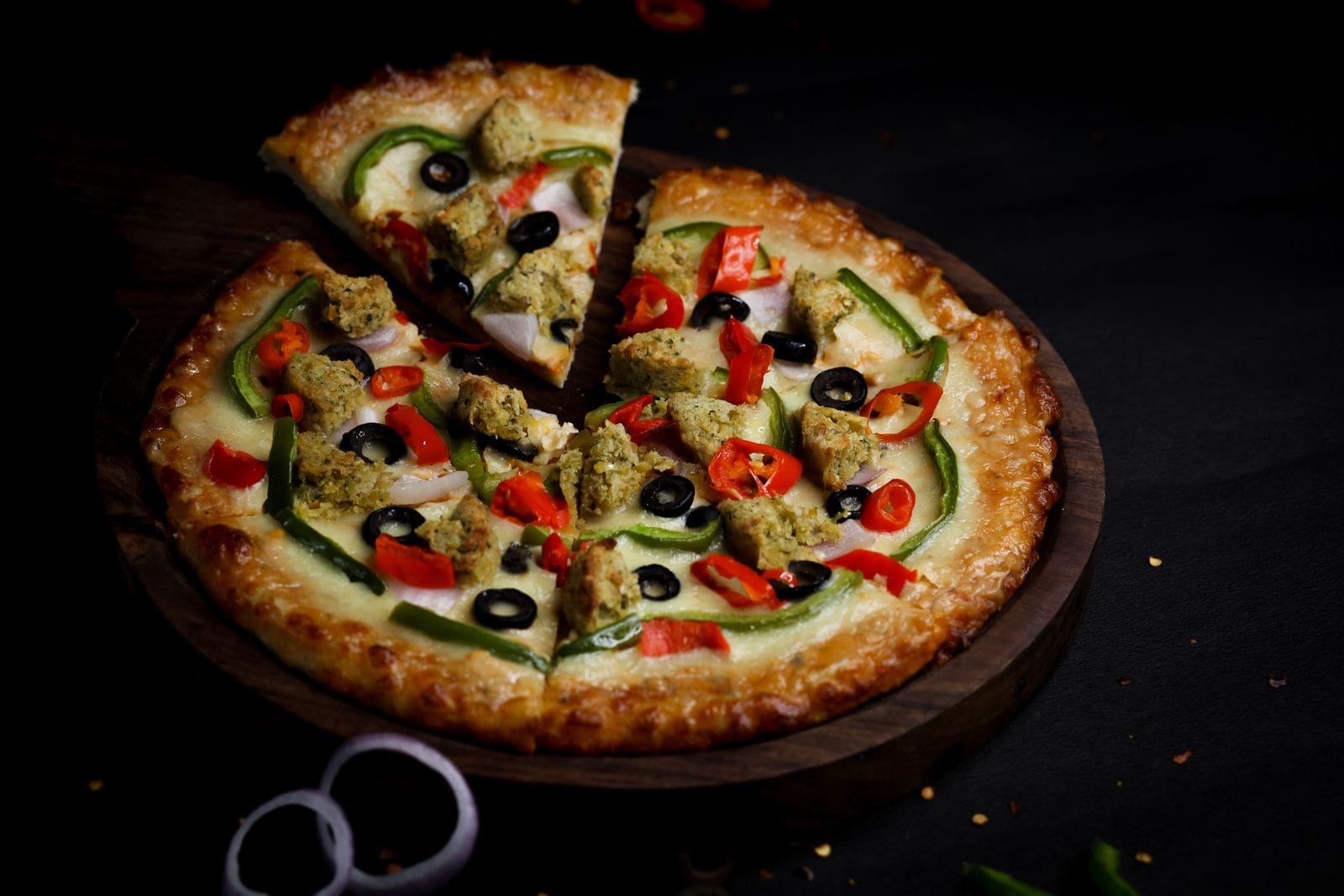 Pizza de vegetais em tábua com fundo escuro