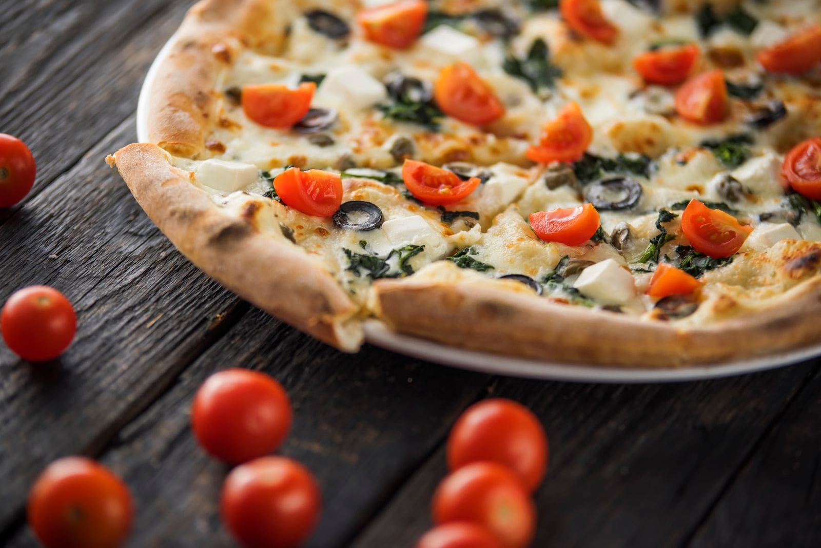Pizza com tomate cereja e manjericão