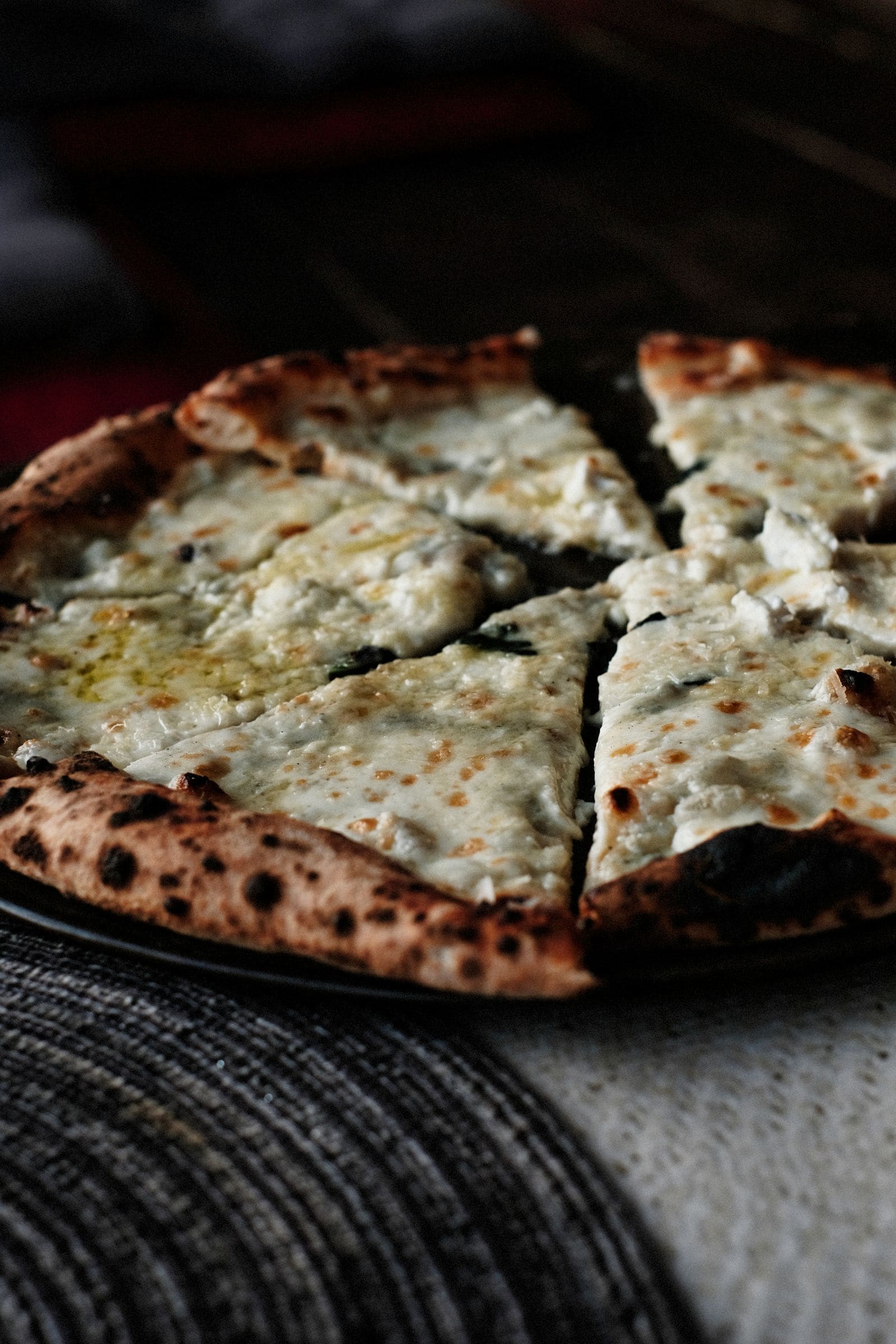 Pizza quatro queijos com queijo derretido