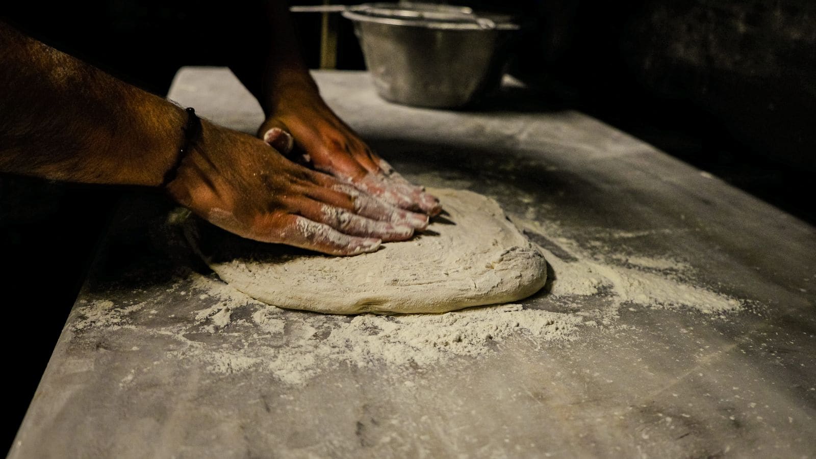 Pizza margherita servida em mesa elegante